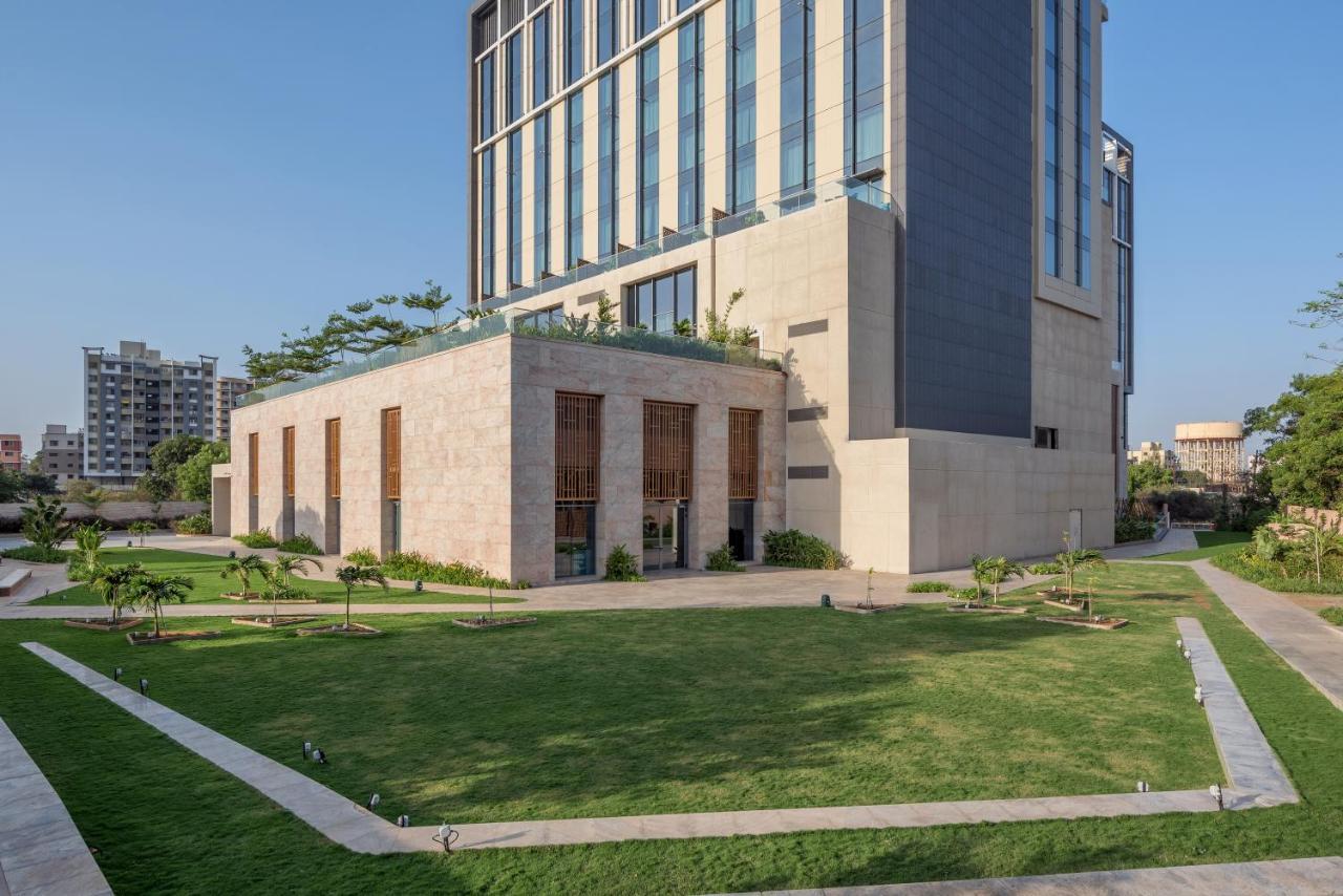 Radisson Blu Hotel & Spa, Nashik Exteriör bild
