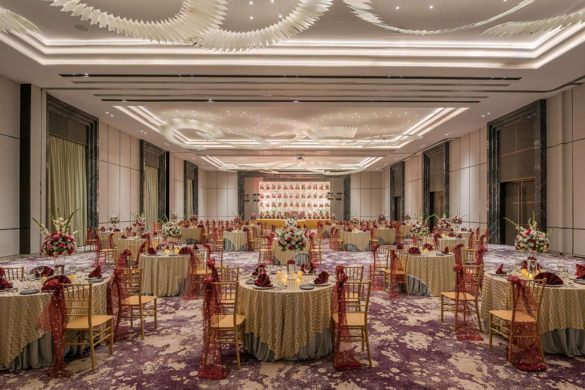 Radisson Blu Hotel & Spa, Nashik Exteriör bild