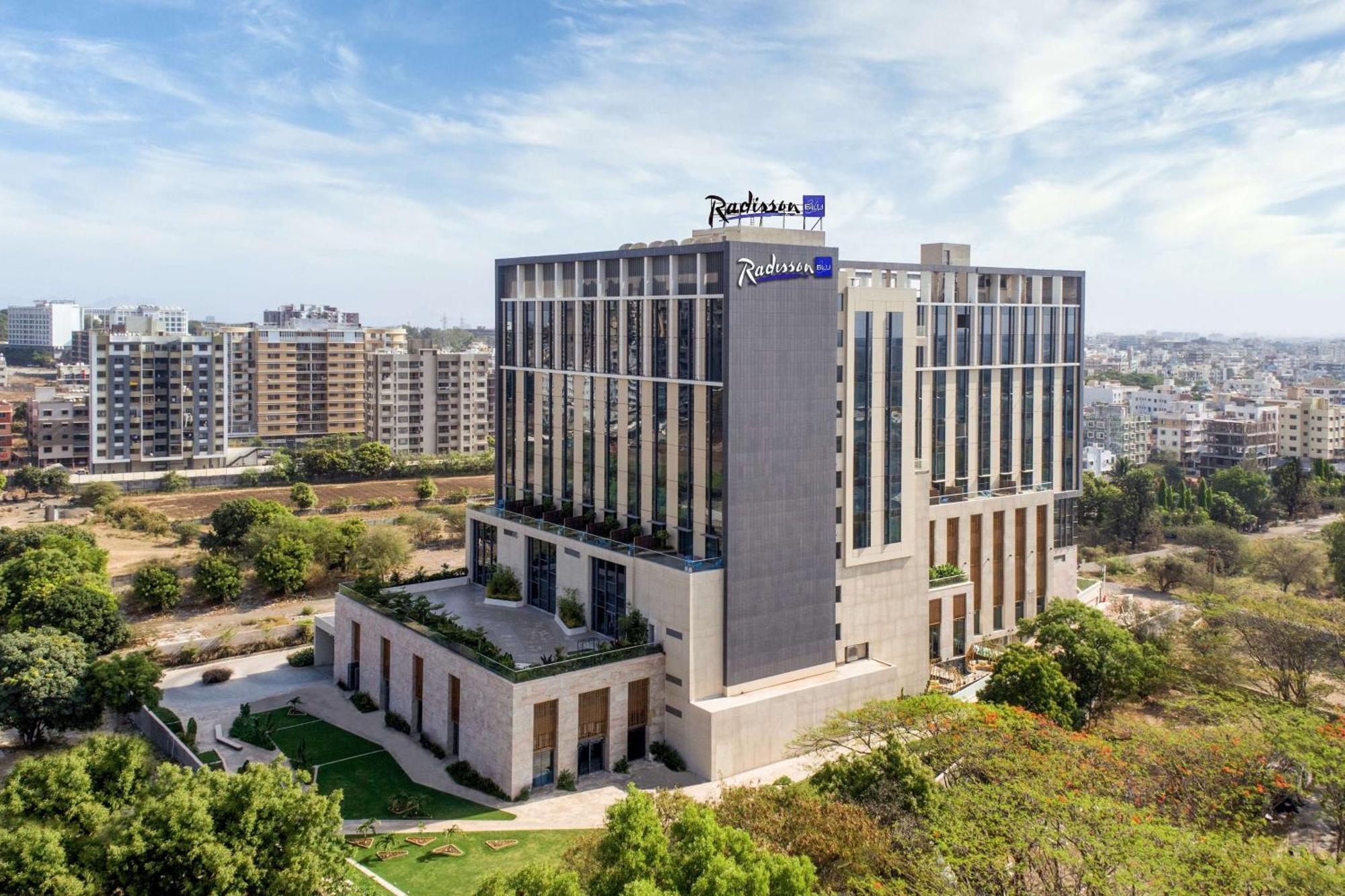 Radisson Blu Hotel & Spa, Nashik Exteriör bild