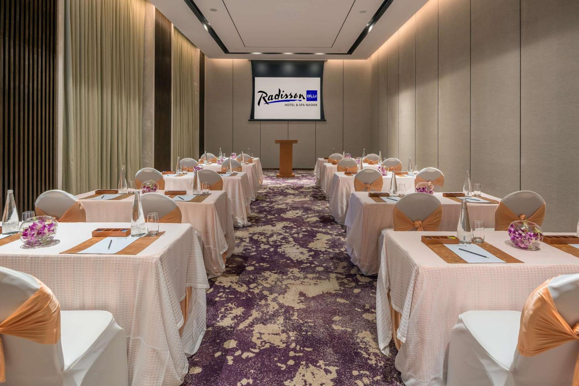 Radisson Blu Hotel & Spa, Nashik Exteriör bild